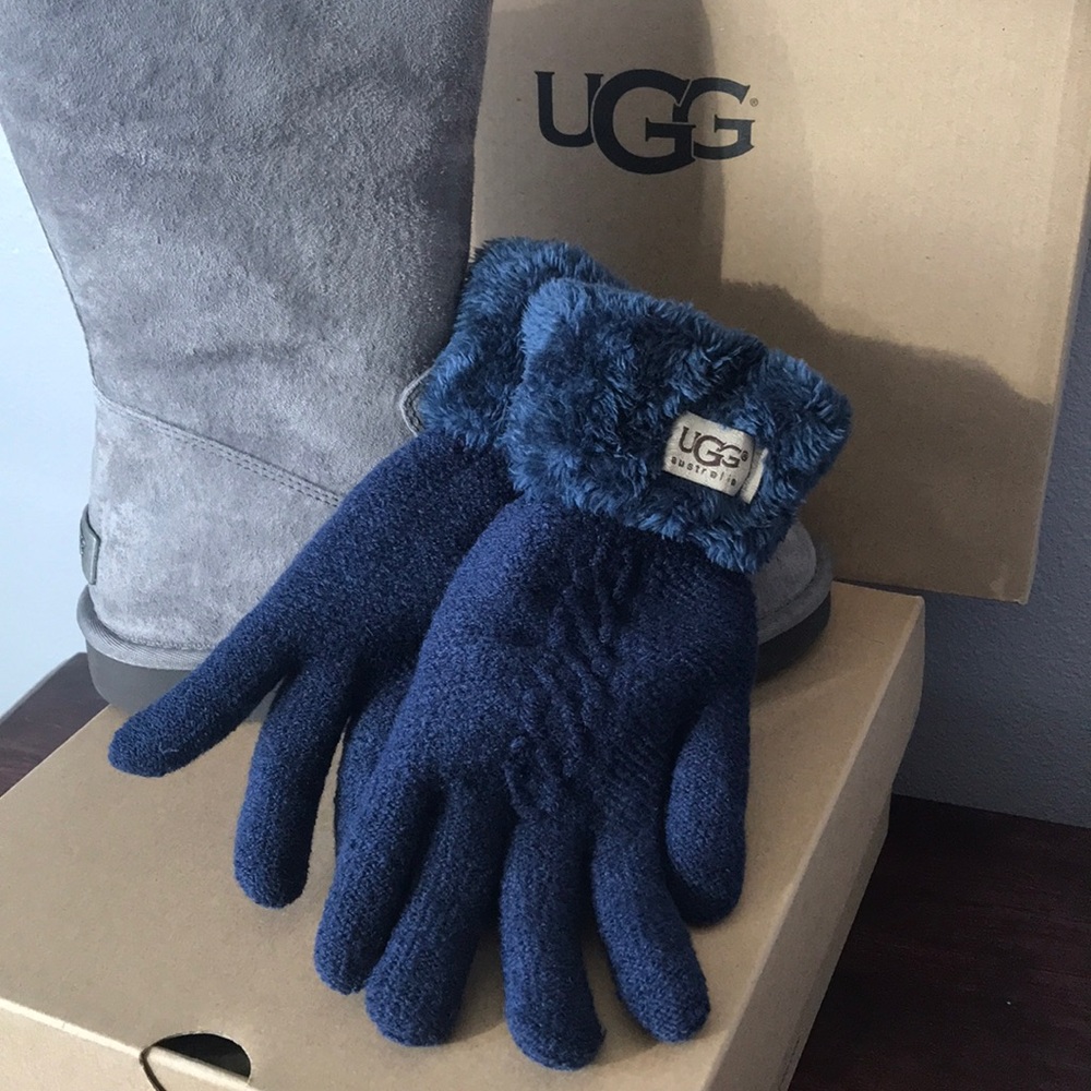 UGG knitted blue gloves fur inside.